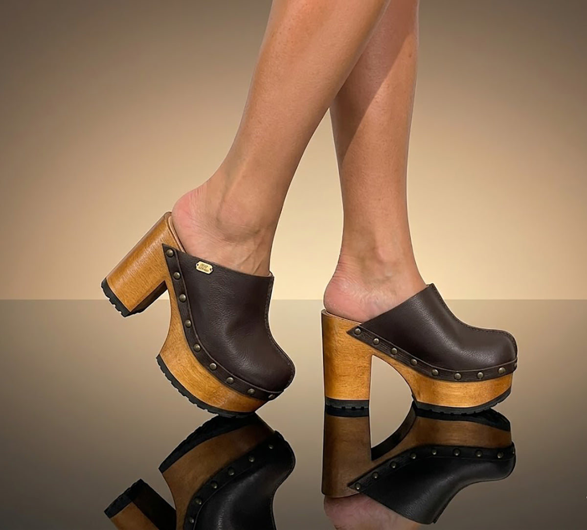 Brown leather clogs in a vintage 70s style. Super high vintage-style wooden heel. Sizes 33 to 47. High-end footwear handmade by Sol Caleyo.