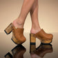 Leather clog with wooden heel vintage style 70s. Camel clog with platform and wooden heel. Sizes from 34 to 47. Excellent quality handmade by Sol Caleyo.