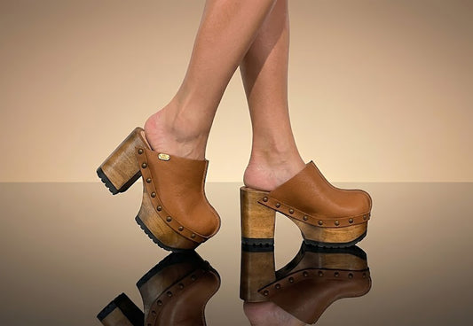 Leather clog with wooden heel vintage style 70s. Camel clog with platform and wooden heel. Sizes from 34 to 47. Excellent quality handmade by Sol Caleyo.