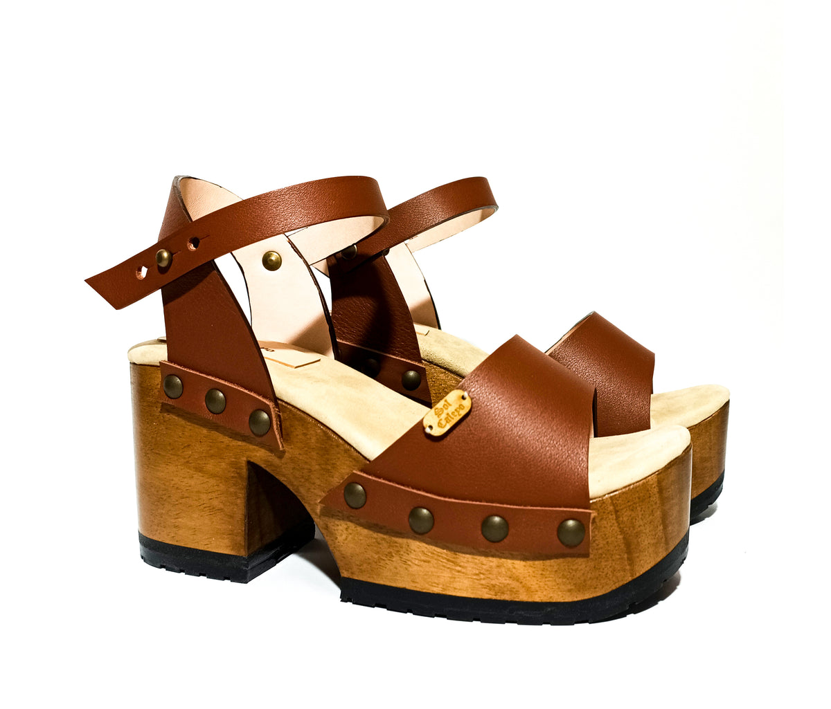 Handmade smooth camel leather platform sandals with wide ankle strap and 8 cm natural lacquered wooden heel by Sol Caleyo.