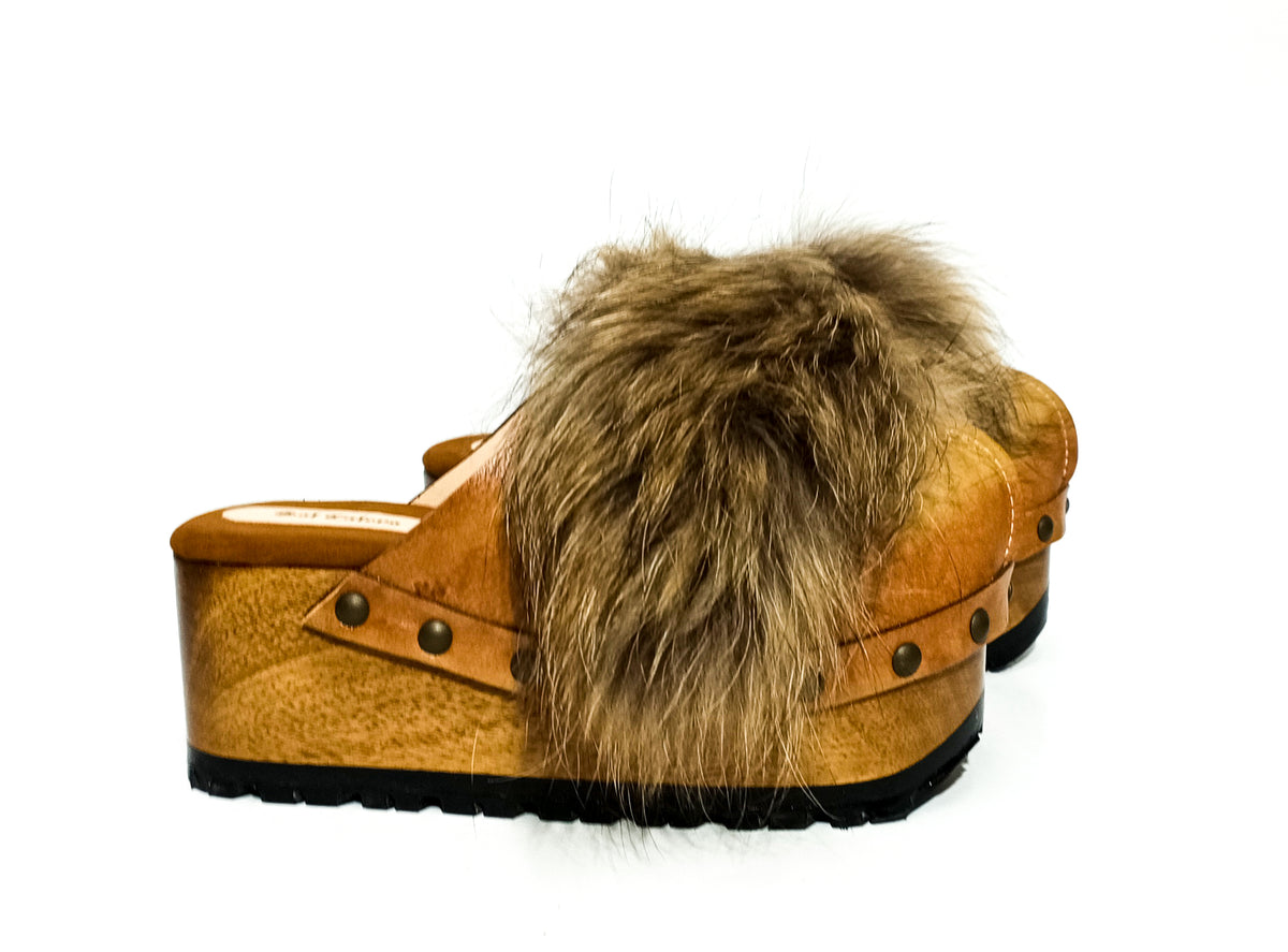 Brown leather clogs with natural fur, handmade, with low wooden wedges. Sizes 33 to 47. Special sizes.
An exclusive design by Sol Caleyo, created for those who value craftsmanship, comfort, and authentic style.