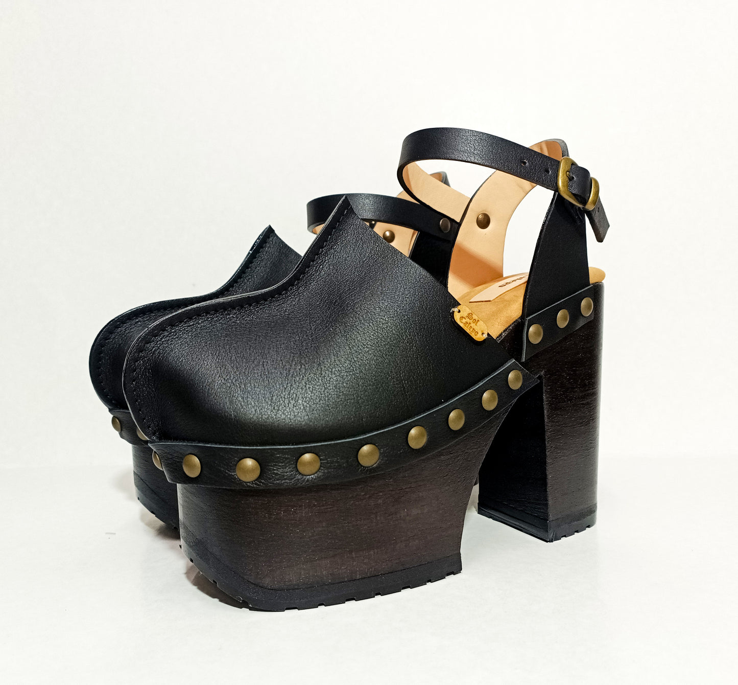 Platform clogs with super high heel and vintage 70s style. Black leather clogs vintage style. Super high wooden heel. Sizes 34 to 47. High quality handmade leather shoes.