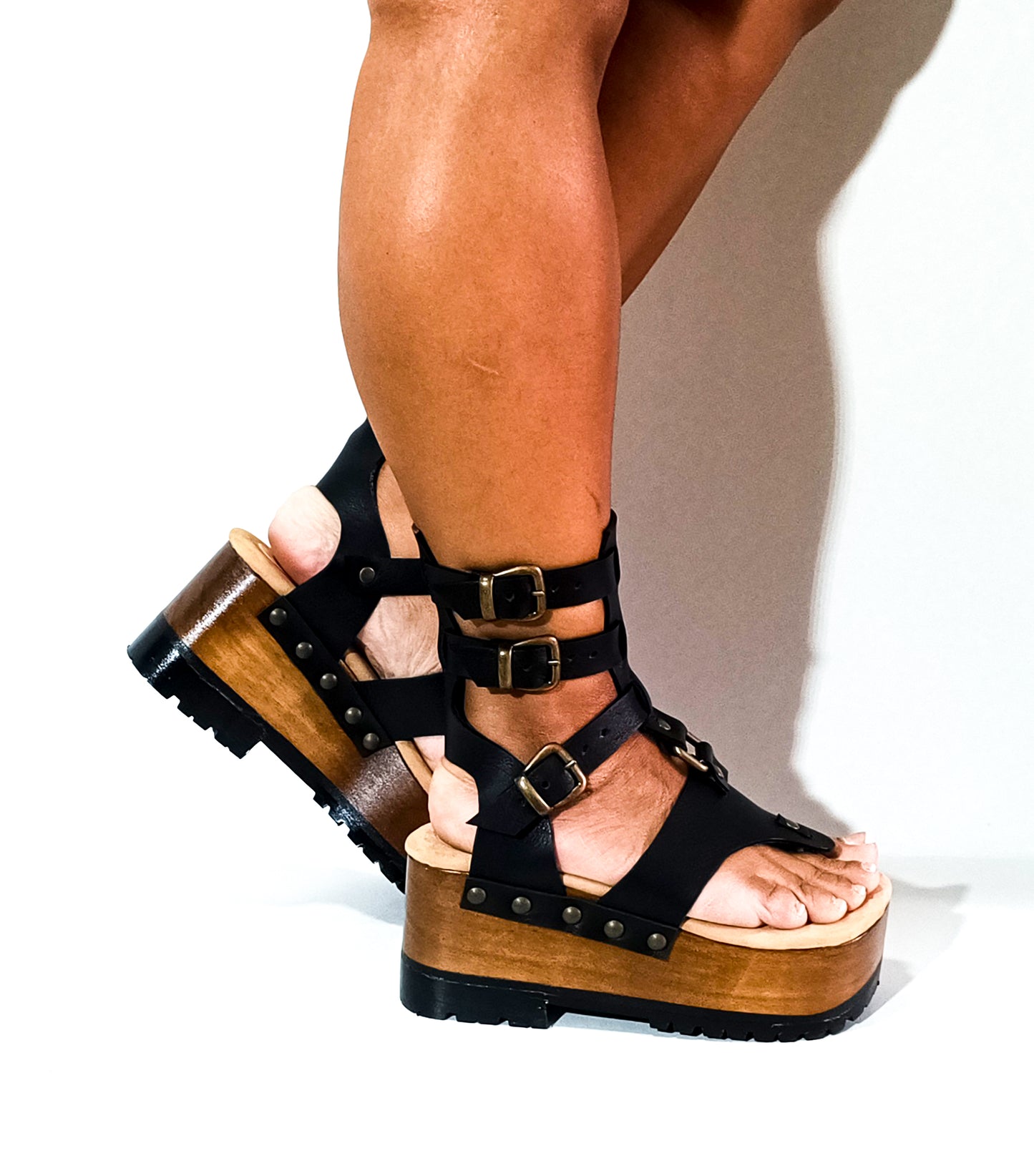 Sandal with straps, flip flop style. Flip flop style sandal with wooden wedge. Flip flop style clog sandal. Gladiator style leather sandal. Sizes 34 to 47. High quality handmade leather shoes by sol Caleyo. Sustainable fashion.