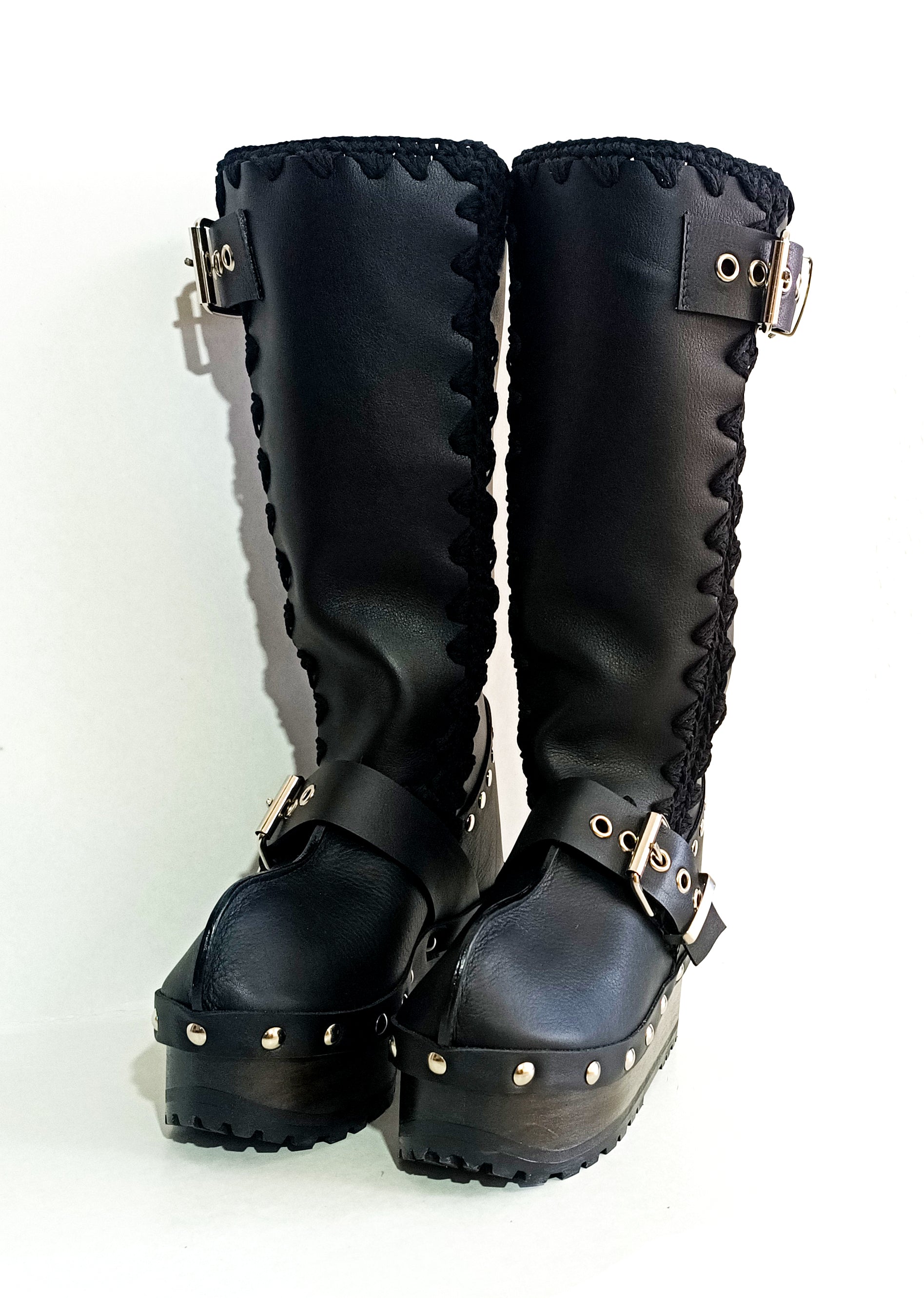 Black leather boots with silver buckles. Leather clog boots. Leather boots with wooden wedge. Vintage style leather boots. Sizes 34 to 47. High quality handmade leather shoes by sol Caleyo. Sustainable fashion.