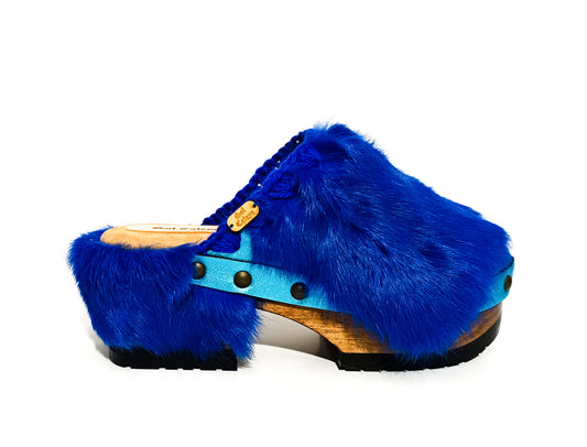 Turquoise metallic leather clogs with blue rabbit fur. Leather and blue rabbit fur clogs. Sizes 34 to 47. High quality handmade leather shoes by sol Caleyo. Sustainable fashion.