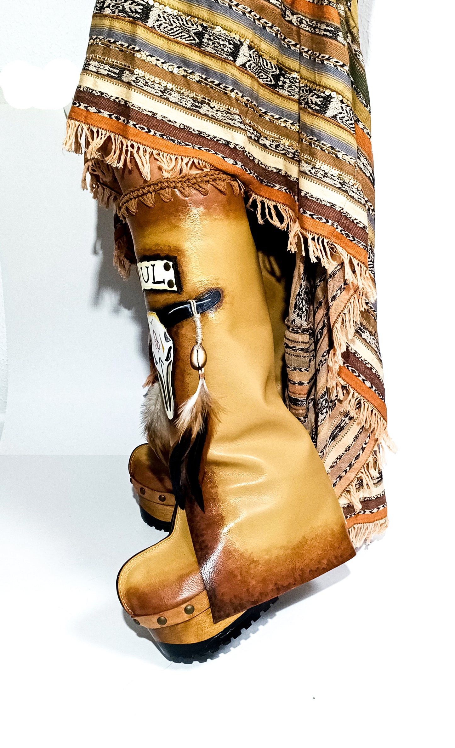 Leather clog boot with wooden wedge. Leather boot with hand painted buffalo decorated with shells and feathers. Leather boot with wooden wedge in antique beige leather. Wooden wedge boot in far west style. Bohemian style leather boot. Sizes 34 to 47. High quality leather footwear handmade by sol Caleyo. Sustainable fashion.