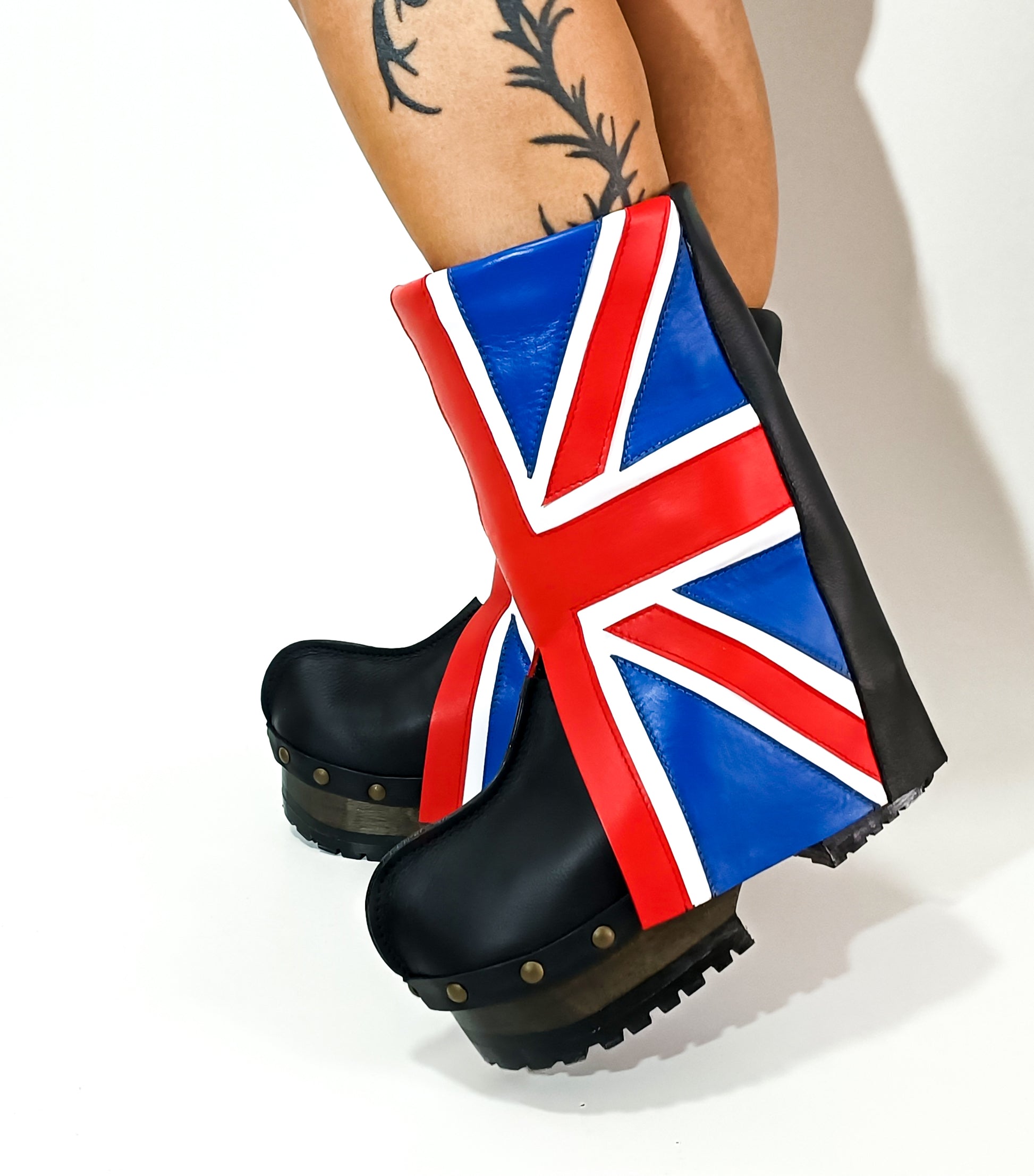 Biker style leather clog boots with English flag design. Leather clog boot made entirely by hand. Sizes 34 to 47. England boots are an exclusive design by Sol Caleyo.