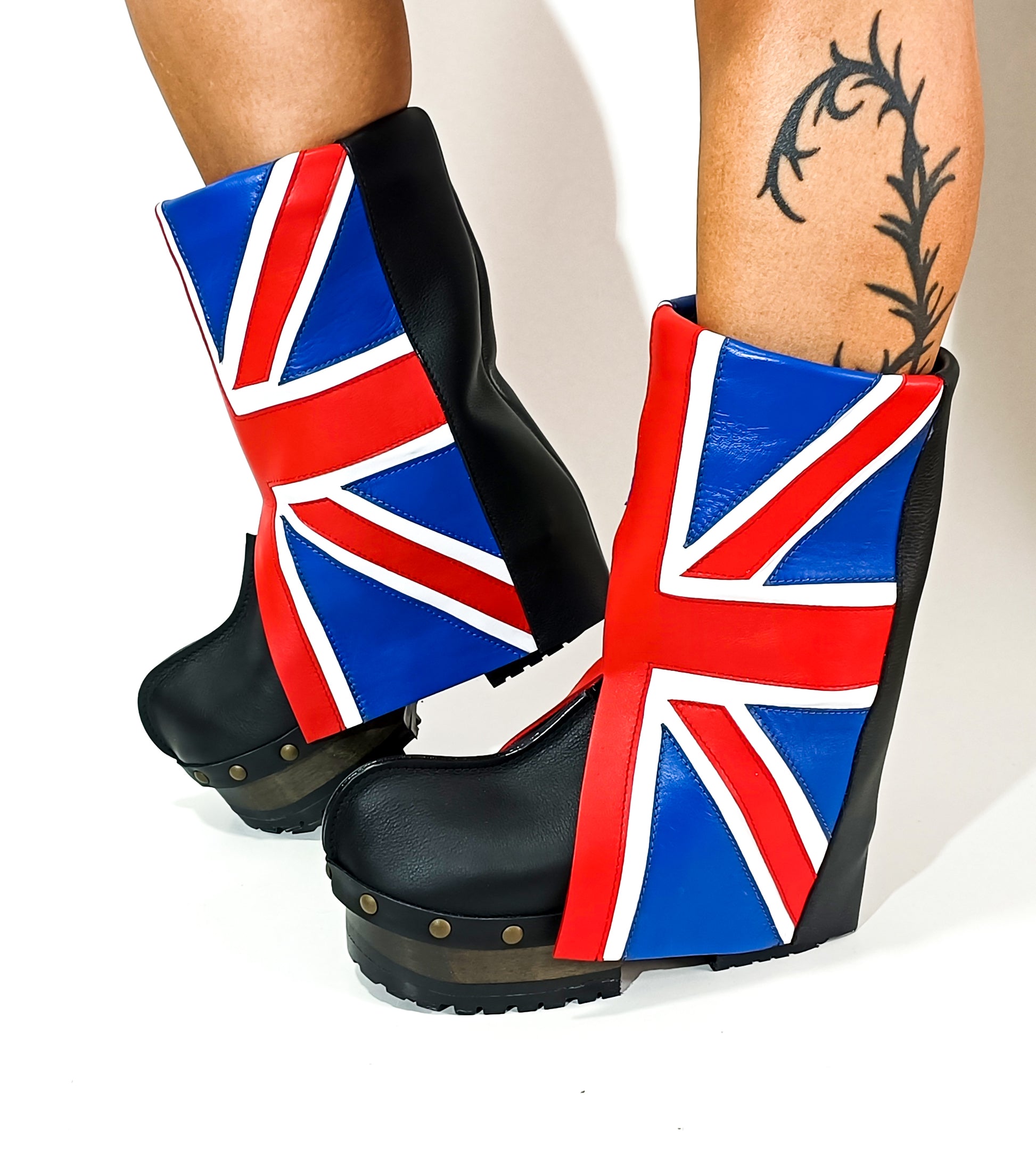 Biker style leather clog boots with English flag design. Leather clog boot made entirely by hand. Sizes 34 to 47. England boots are an exclusive design by Sol Caleyo.