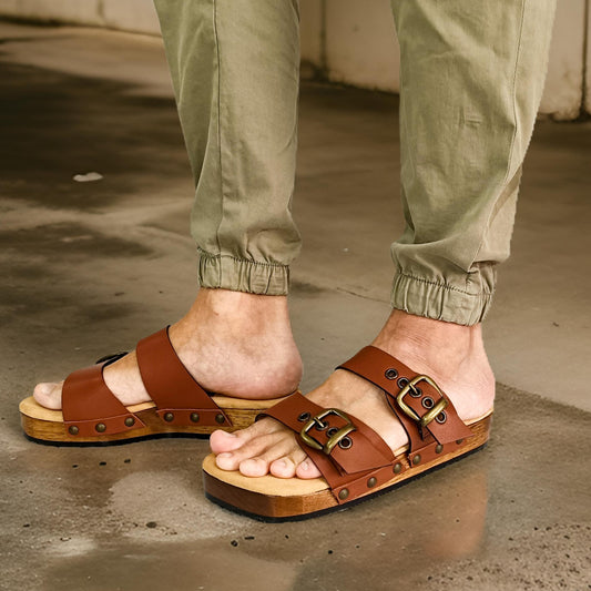 Handcrafted men's clogs in brown leather with flat wooden soles. Sizes 39 to 50. Special sizes available.
An exclusive design by Sol Caleyo, created for those who value craftsmanship, comfort, and authentic style.