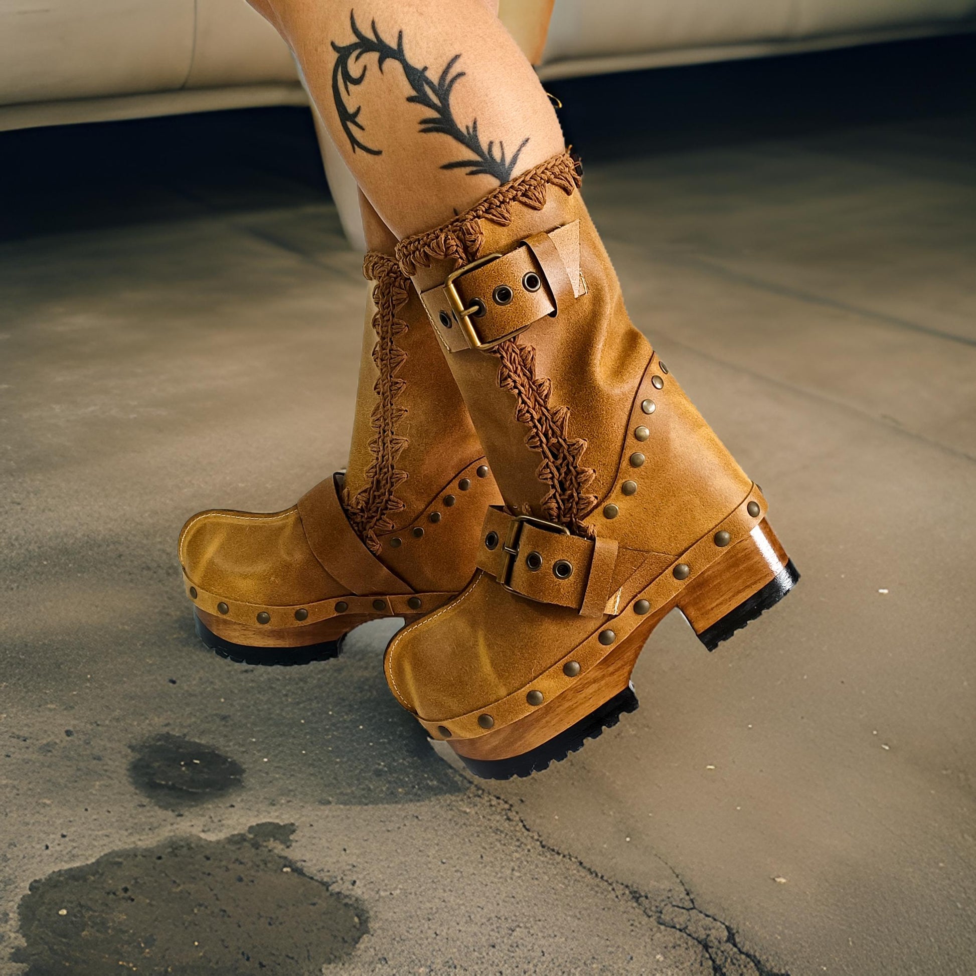 Clog boot in aged effect leather. Biker style leather boot with buckles. High quality handmade leather shoes. Sizes 34 to 47. Soho boots are an exclusive design by Sol Caleyo.