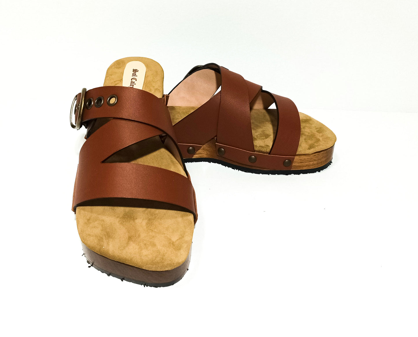 Brown clog sandal for men. Leather sandal for men. Men's sandal with wooden sole. Men's sandal with straps. High quality handmade leather shoes by sol Caleyo. Sustainable fashion.