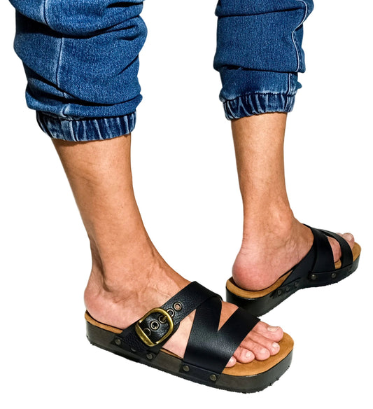 Handmade men's sandals in black leather, with flat wooden soles. Sizes 39 to 50. Special sizes. Exclusive design by Sol Caleyo.