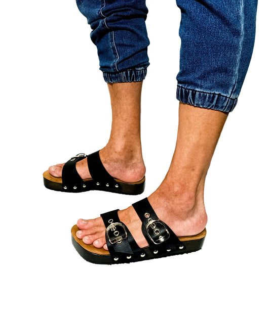 Handcrafted men's clogs in black leather with flat wooden soles. Sizes 39 to 50. Special sizes available.
An exclusive design by Sol Caleyo, created for those who value craftsmanship, comfort, and authentic style.