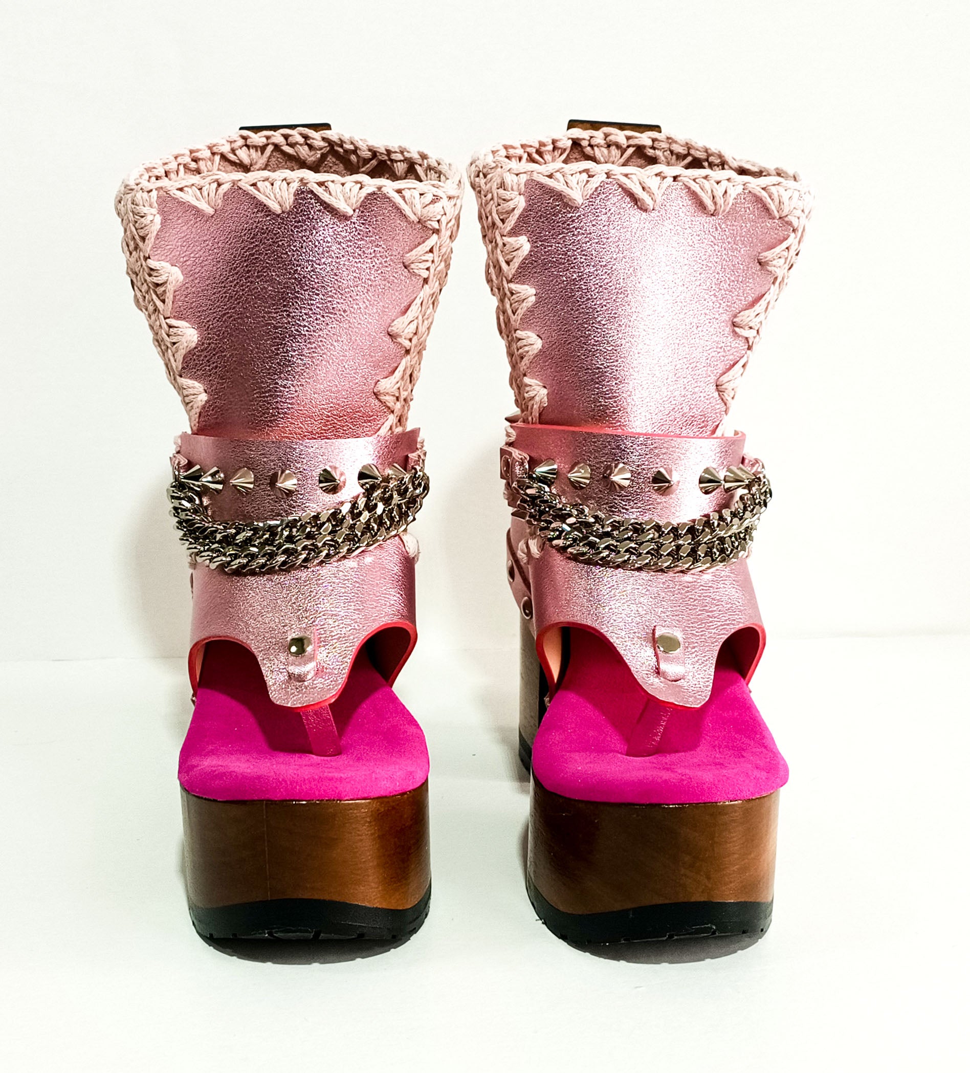 Leather clog boot, flip flop style. Flip flop with wooden heel. Pink flip flop with studs and silver chains. Pink flip flops with super high wooden heel. Sizes 34 to 47. High quality leather shoes handmade by sol Caleyo. Sustainable fashion.