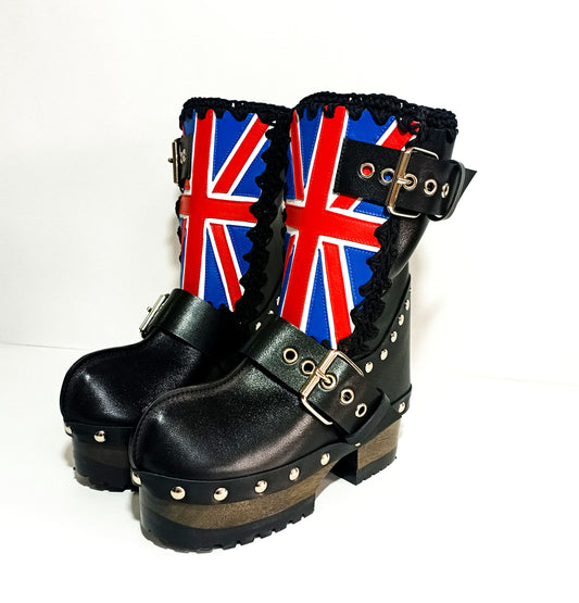 Black leather biker style boot, with England flag. Decorated with silver buckles and studs. Sizes 34 to 47. Soho England boots are an exclusive design by Sol Caleyo.