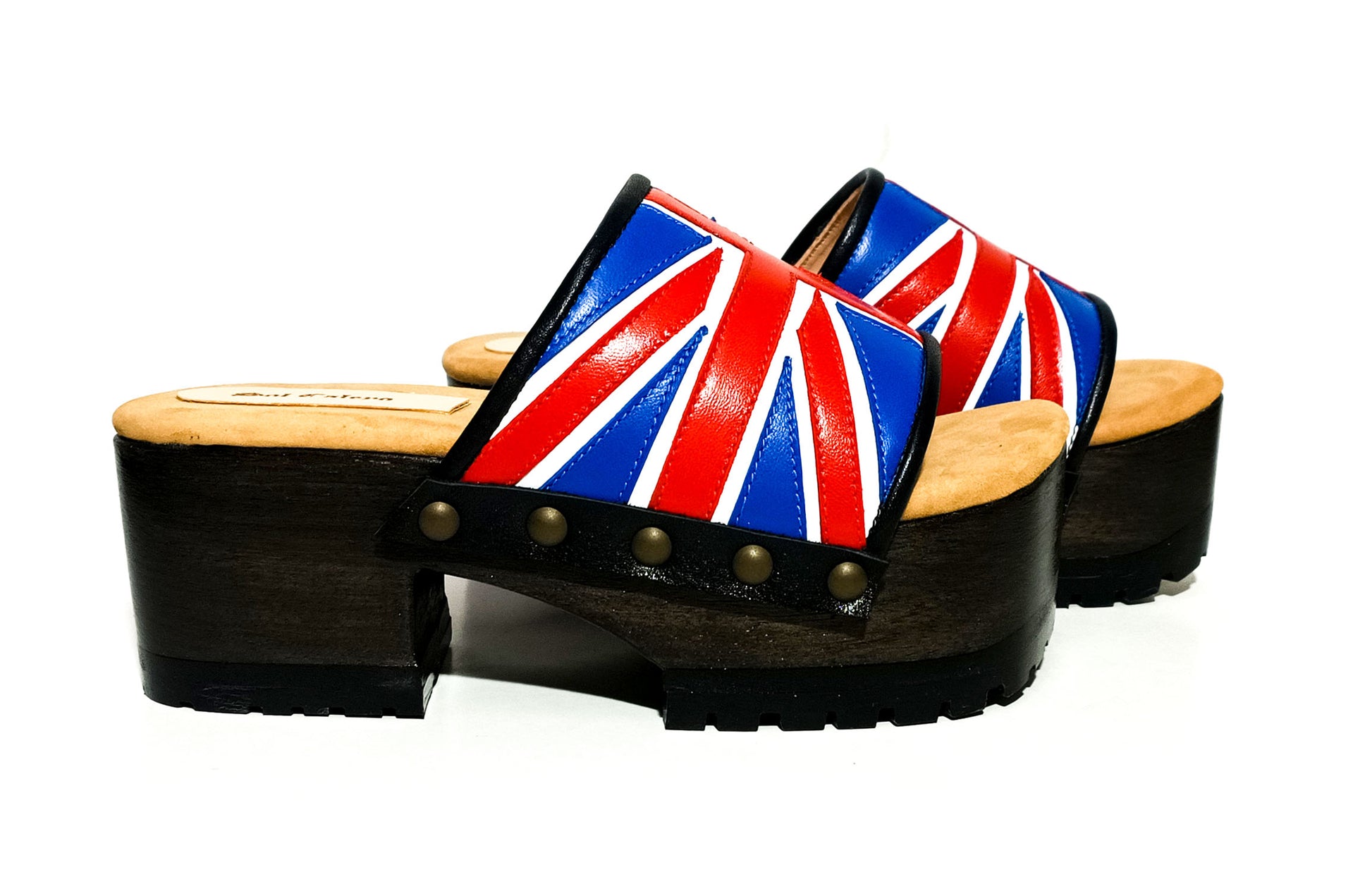 Platform clog sandals with exclusive England flag design, Vintage style platform clogs with England flag. Clogs Sandals with wooden heel. Sizes 34 to 47. England clogs are an exclusive design by Sol Caleyo.