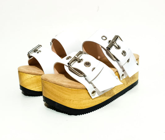 Birk-style clogs made of white leather with wooden wedge.
Made to order with a wooden wedge heel and a timeless silhouette.
Available in sizes 34 to 47.
An exclusive design by Sol Caleyo, created for those who value craftsmanship, comfort, and authentic style.