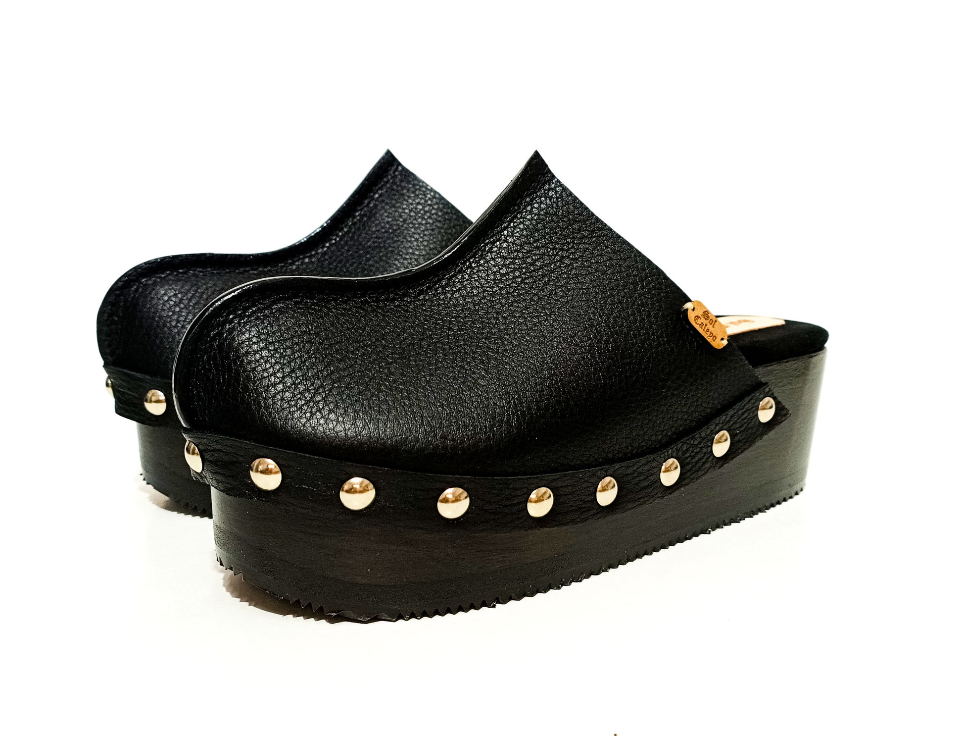 Black leather clogs with wooden wedge heel. Handmade leather clogs. Vintage style leather clogs. High quality leather shoes handmade by sol Caleyo.