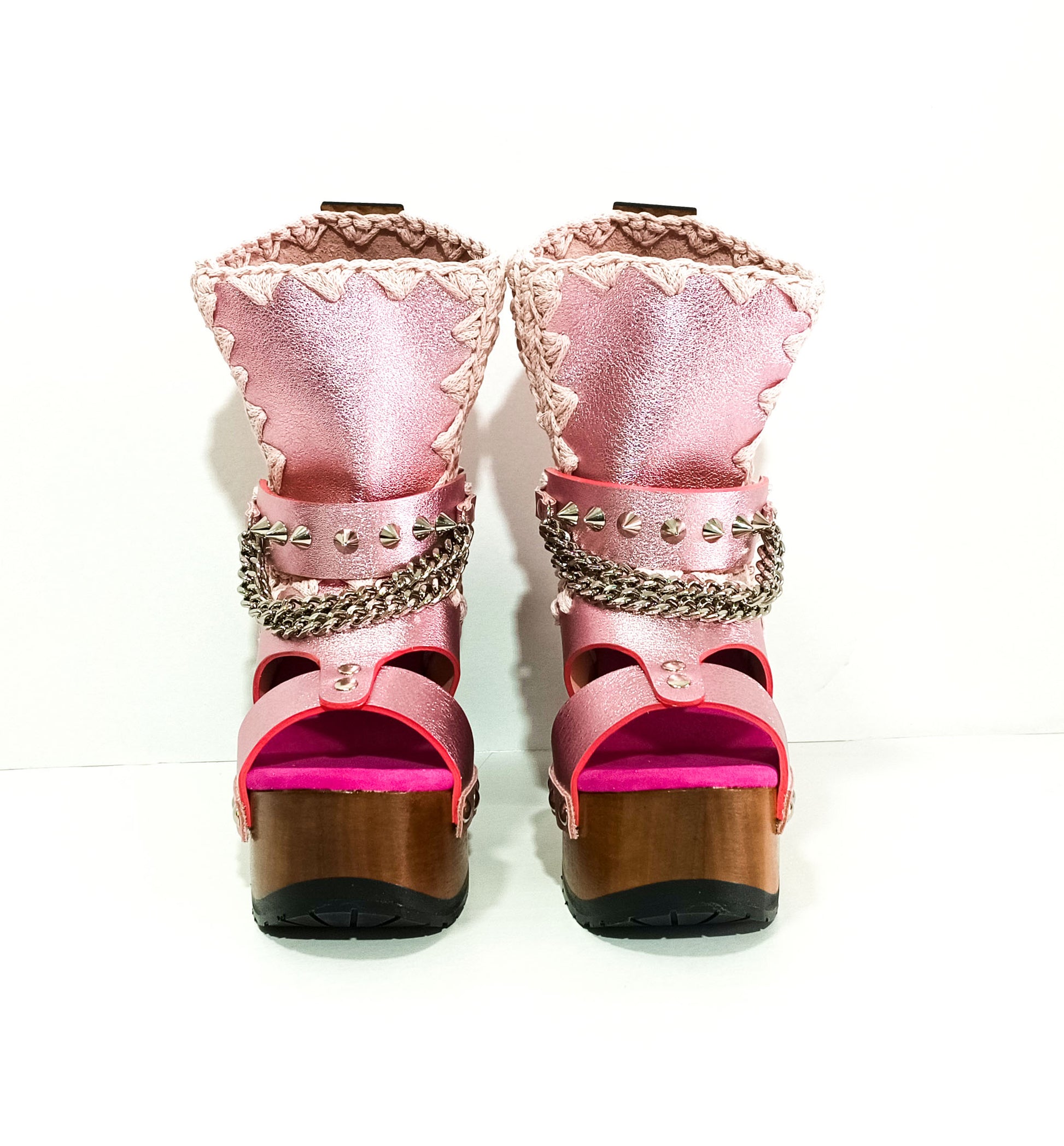 Metallic pink leather platform  booties. Platform sandals with wooden heel. Pink boots with studs and silver chains. High-end footwear handmade by Sol Caleyo.