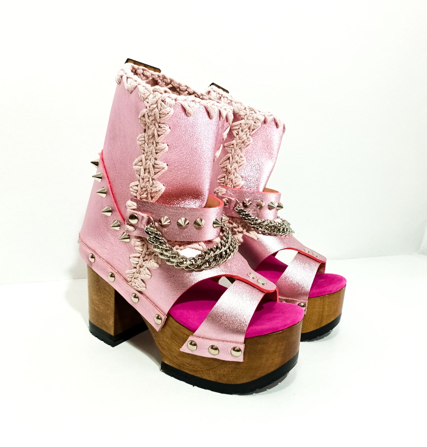 Metallic pink leather platform  booties. Platform sandals with wooden heel. Pink boots with studs and silver chains. High-end footwear handmade by Sol Caleyo.