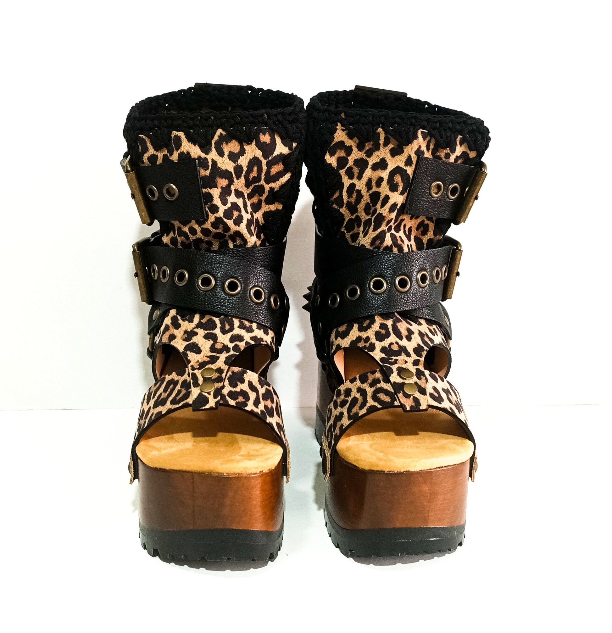 Wooden wedge boots made in Leopard leather. Buckle boots with wooden wedge. Wooden wedge boots 70's style. High-end footwear handmade by sol Caleyo. Sizes 34 to 47.