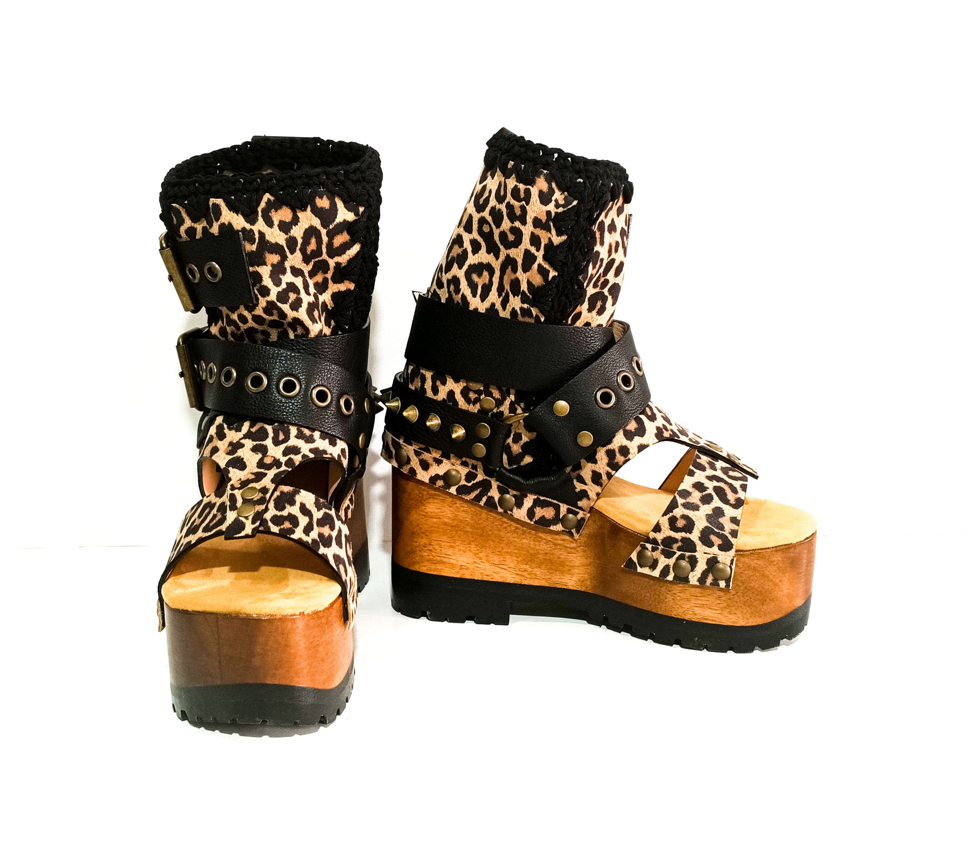 Wooden wedge boots made in Leopard leather. Buckle boots with wooden wedge. Wooden wedge boots 70's style. High-end footwear handmade by sol Caleyo. Sizes 34 to 47.