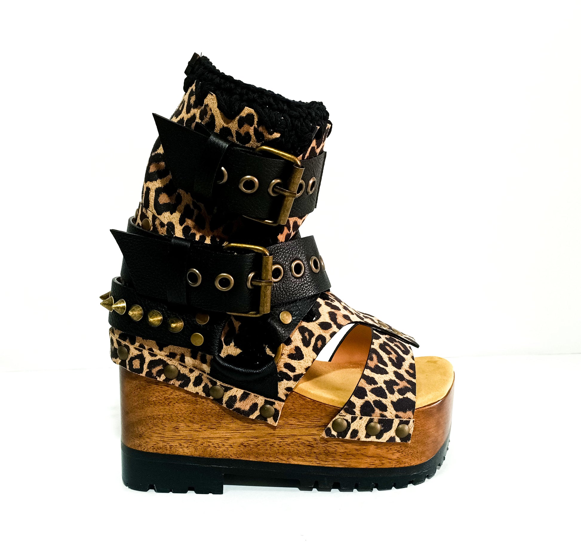 Wooden wedge boots made in Leopard leather. Buckle boots with wooden wedge. Wooden wedge boots 70's style. High-end footwear handmade by sol Caleyo. Sizes 34 to 47.