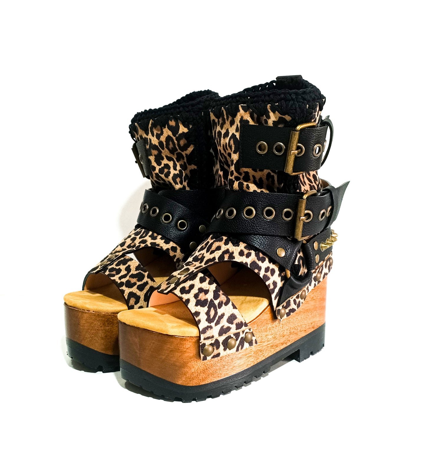 Wooden wedge boots made in Leopard leather. Buckle boots with wooden wedge. Wooden wedge boots 70's style. High-end footwear handmade by sol Caleyo. Sizes 34 to 47.