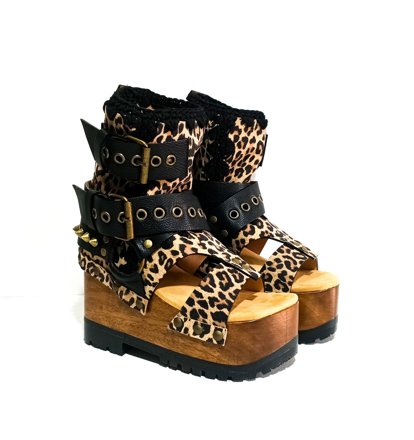 Wooden wedge boots made in Leopard leather. Buckle boots with wooden wedge. Wooden wedge boots 70's style. High-end footwear handmade by sol Caleyo. Sizes 34 to 47.