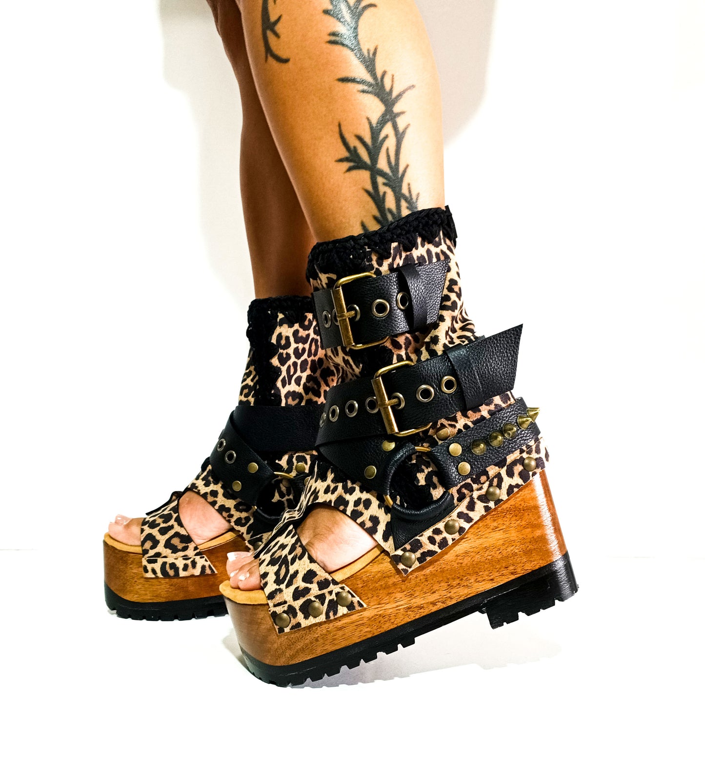 Wooden wedge boots made in Leopard leather. Buckle boots with wooden wedge. Wooden wedge boots 70's style. High-end footwear handmade by sol Caleyo. Sizes 34 to 47.