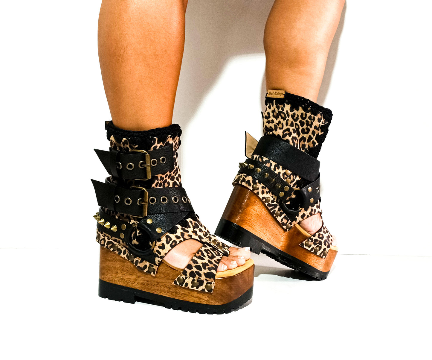 Wooden wedge boots made in Leopard leather. Buckle boots with wooden wedge. Wooden wedge boots 70's style. High-end footwear handmade by sol Caleyo. Sizes 34 to 47.