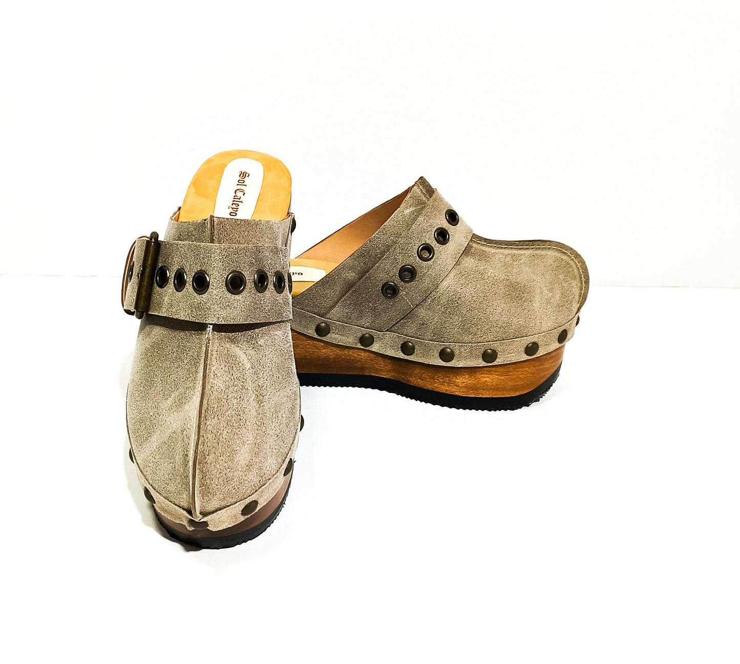 Vintage style wooden wedge clogs, Vintage style leather clogs with buckle and wooden wedge, Wooden wedge mules. High-end leather footwear handmade by Sol Caleyo.