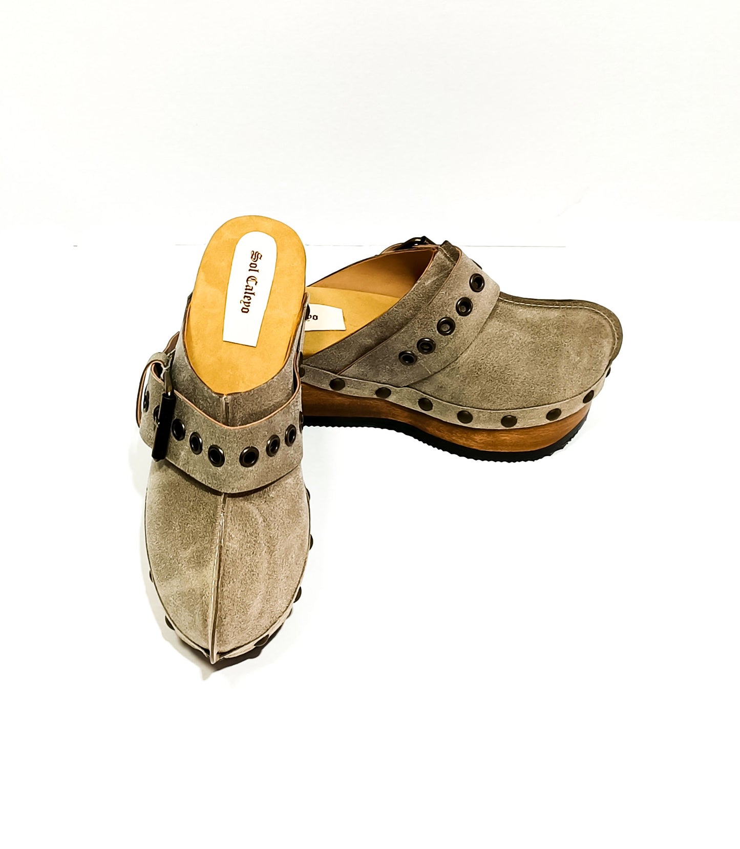 Vintage style wooden wedge clogs, Vintage style leather clogs with buckle and wooden wedge, Wooden wedge mules. High-end leather footwear handmade by Sol Caleyo.