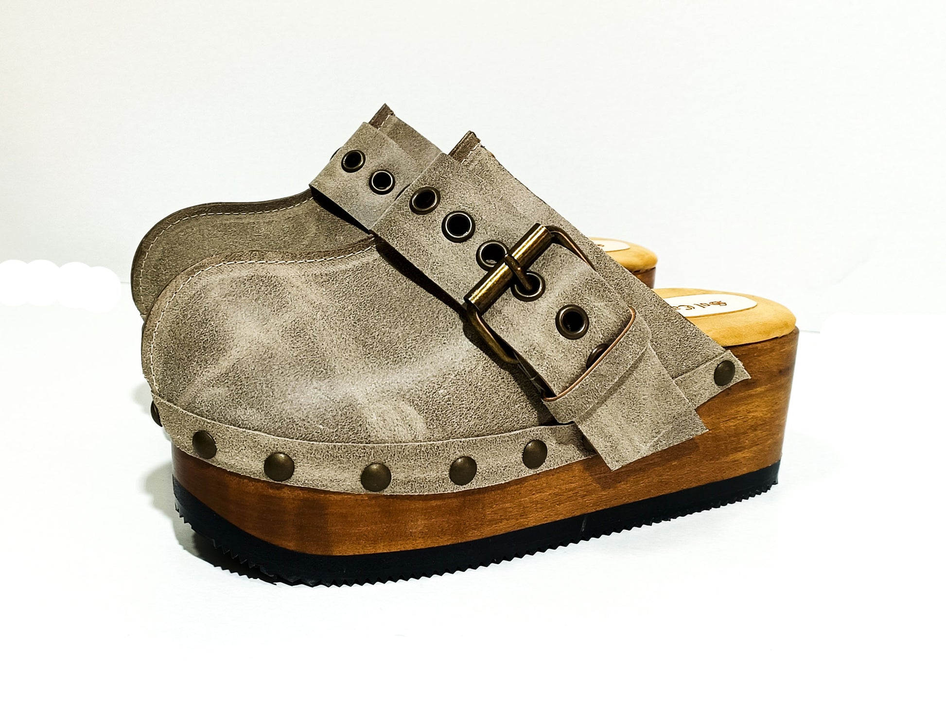 Vintage style wooden wedge clogs, Vintage style leather clogs with buckle and wooden wedge, Wooden wedge mules. High-end leather footwear handmade by Sol Caleyo.