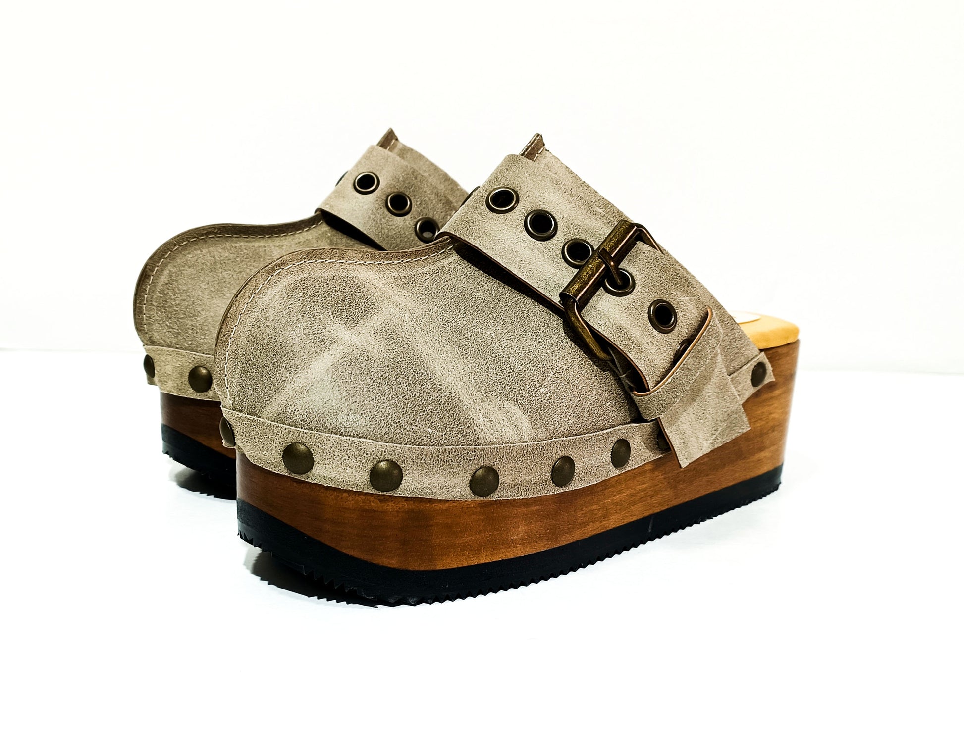 Vintage style wooden wedge clogs, Vintage style leather clogs with buckle and wooden wedge, Wooden wedge mules. High-end leather footwear handmade by Sol Caleyo.