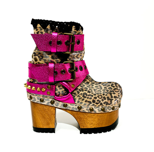 Biker style platform boots, made in leopard leather. Vintage style leather boots. 70's vintage style wooden heeled boots. High-end handmade footwear by Sol Caleyo. Sizes from 33 to 47.