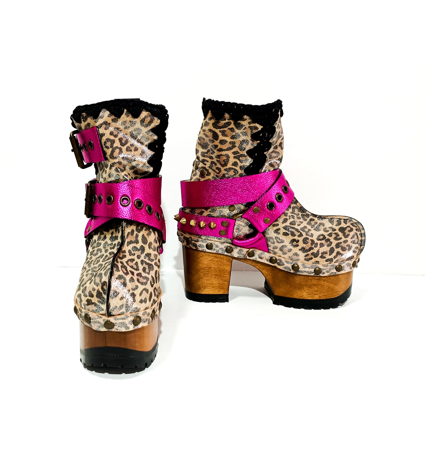 Biker style platform boots, made in leopard leather. Vintage style leather boots. 70's vintage style wooden heeled boots. High-end handmade footwear by Sol Caleyo. Sizes from 33 to 47.