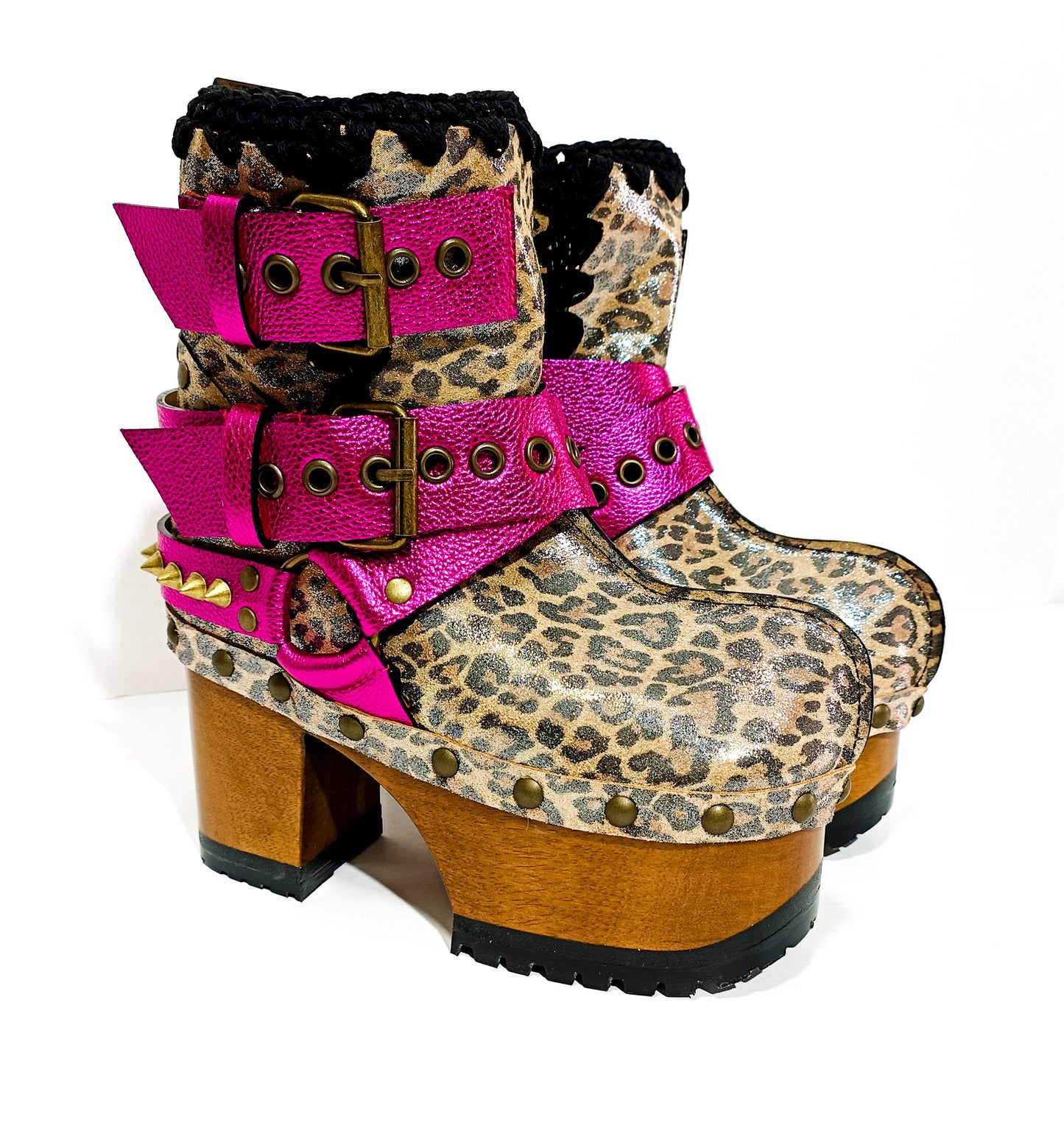 Biker style platform boots, made in leopard leather. Vintage style leather boots. 70's vintage style wooden heeled boots. High-end handmade footwear by Sol Caleyo. Sizes from 33 to 47.