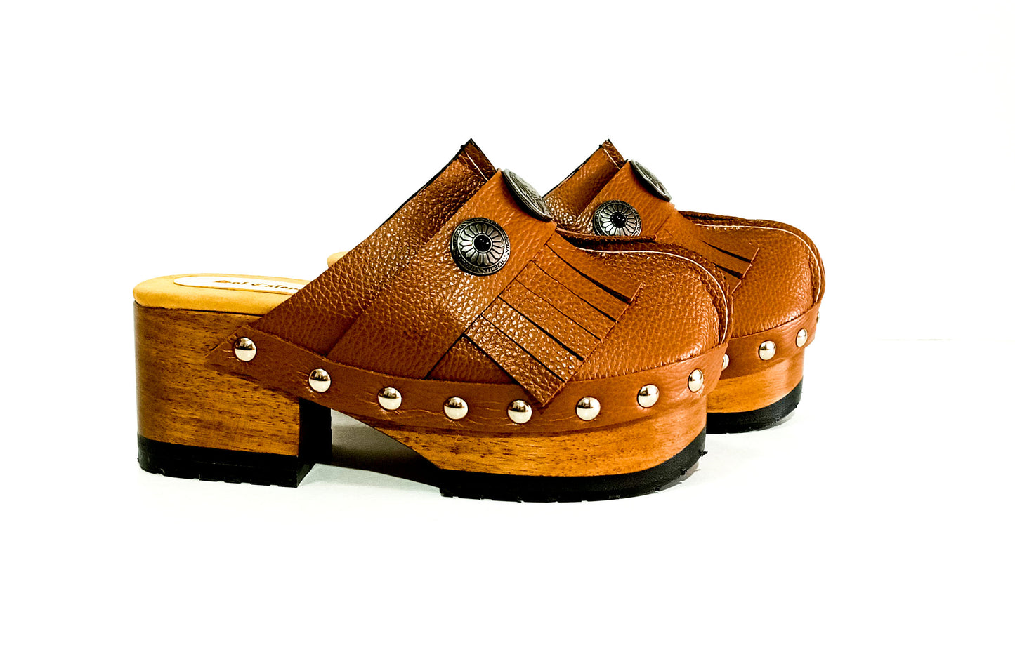 Discover the timeless elegance of Indian Clogs by Sol Caleyo, where the richness of leather meets the warmth of wood. Handmade to order in sizes 34 to 47, these clogs perfectly blend the natural allure of leather and the rustic charm of wood.