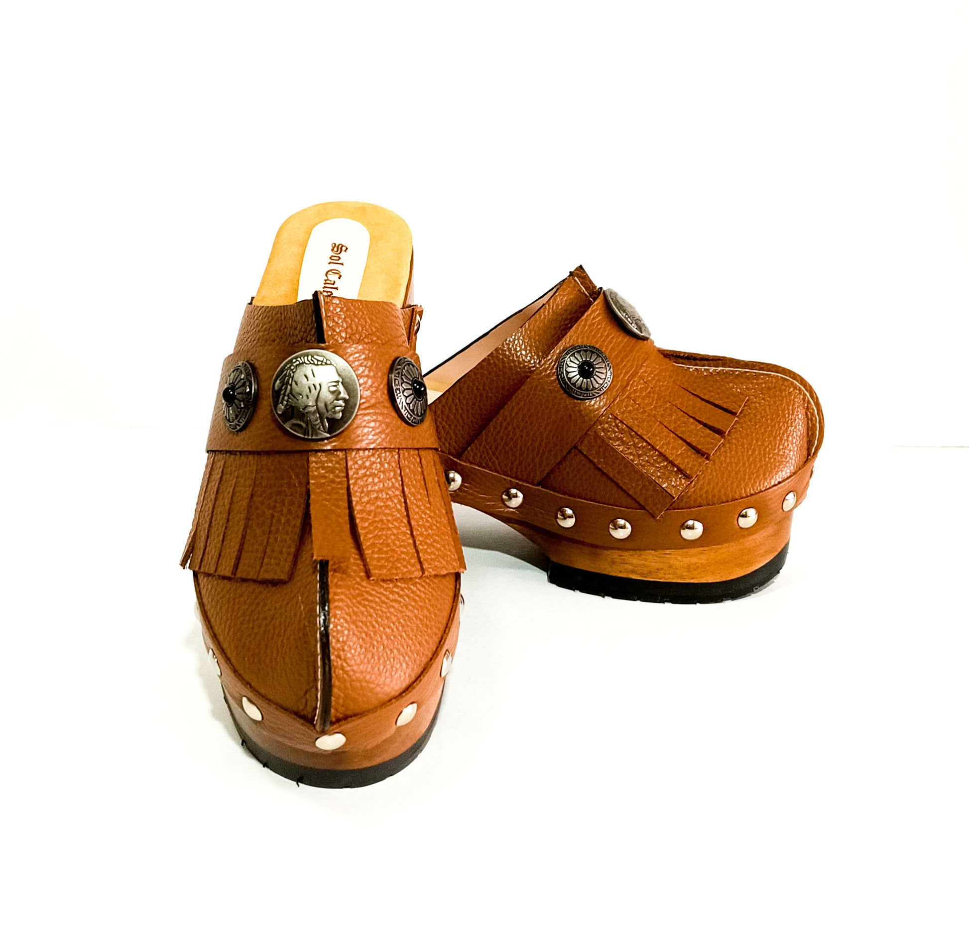 Discover the timeless elegance of Indian Clogs by Sol Caleyo, where the richness of leather meets the warmth of wood. Handmade to order in sizes 34 to 47, these clogs perfectly blend the natural allure of leather and the rustic charm of wood.