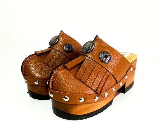 Discover the timeless elegance of Indian Clogs by Sol Caleyo, where the richness of leather meets the warmth of wood. Handmade to order in sizes 34 to 47, these clogs perfectly blend the natural allure of leather and the rustic charm of wood.