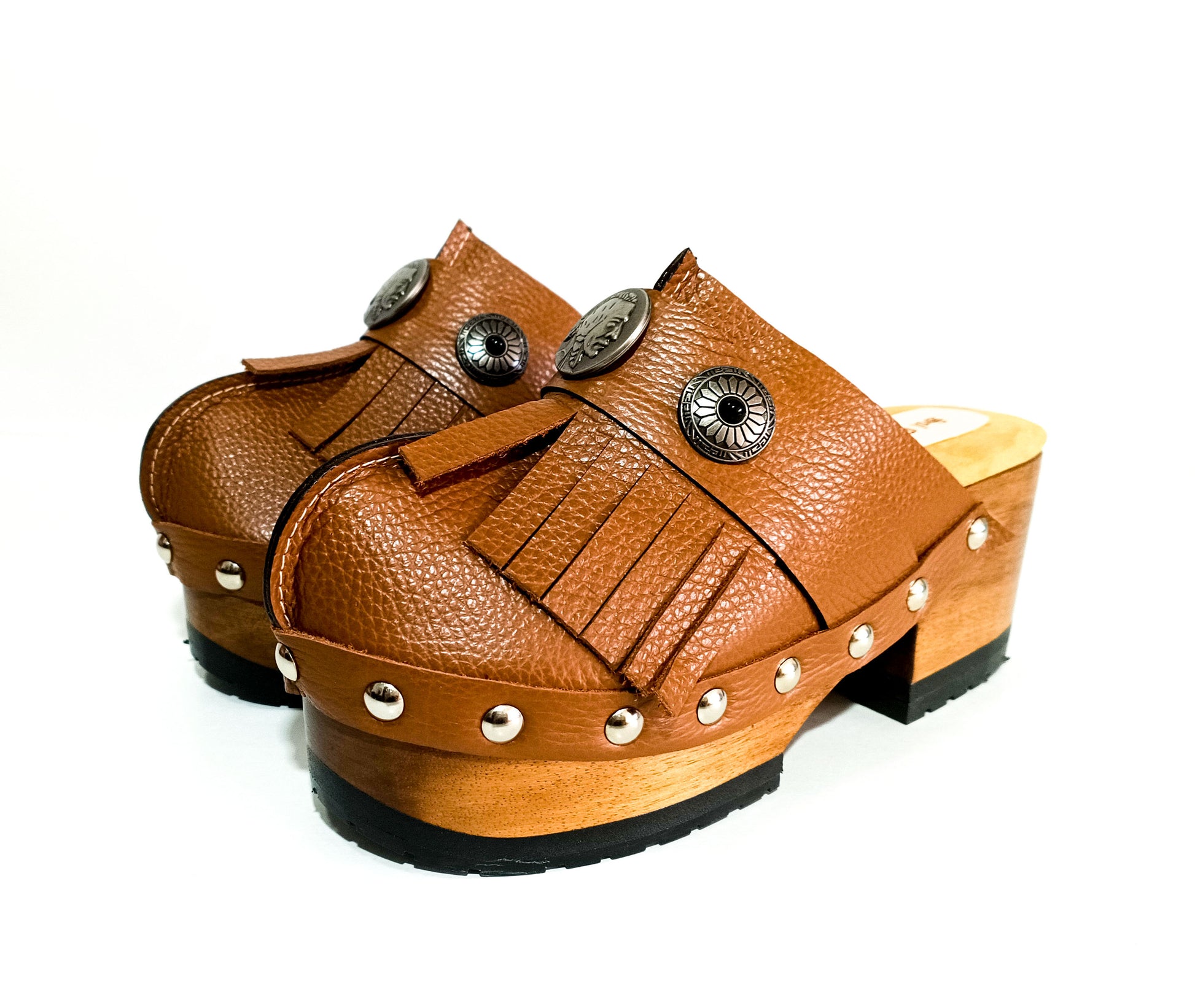 Discover the timeless elegance of Indian Clogs by Sol Caleyo, where the richness of leather meets the warmth of wood. Handmade to order in sizes 34 to 47, these clogs perfectly blend the natural allure of leather and the rustic charm of wood.