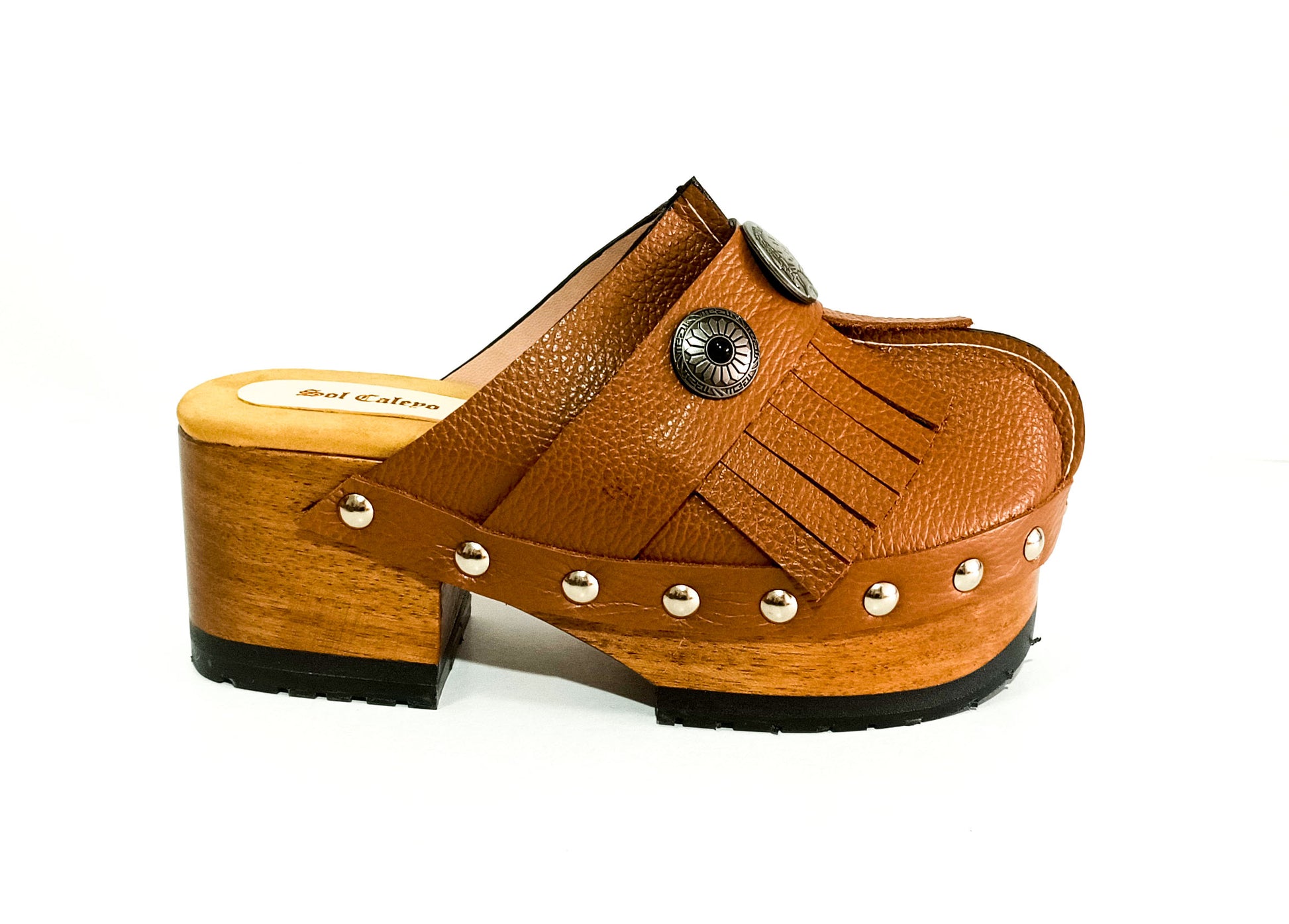 Discover the timeless elegance of Indian Clogs by Sol Caleyo, where the richness of leather meets the warmth of wood. Handmade to order in sizes 34 to 47, these clogs perfectly blend the natural allure of leather and the rustic charm of wood.