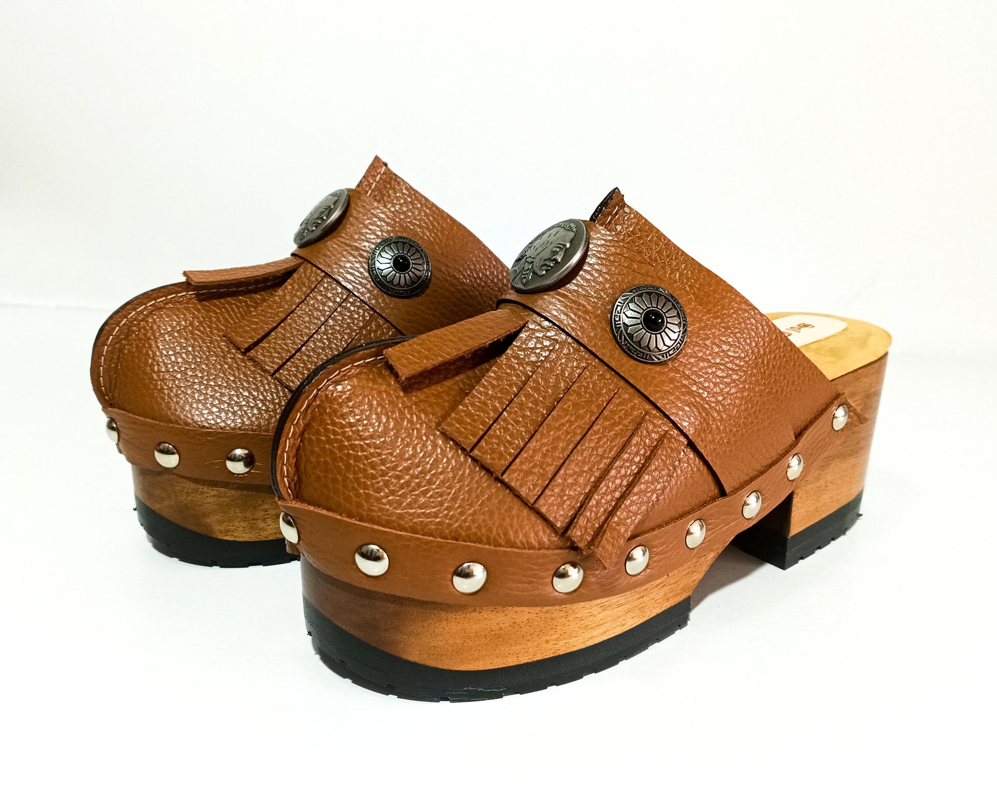 Discover the timeless elegance of Indian Clogs by Sol Caleyo, where the richness of leather meets the warmth of wood. Handmade to order in sizes 34 to 47, these clogs perfectly blend the natural allure of leather and the rustic charm of wood.