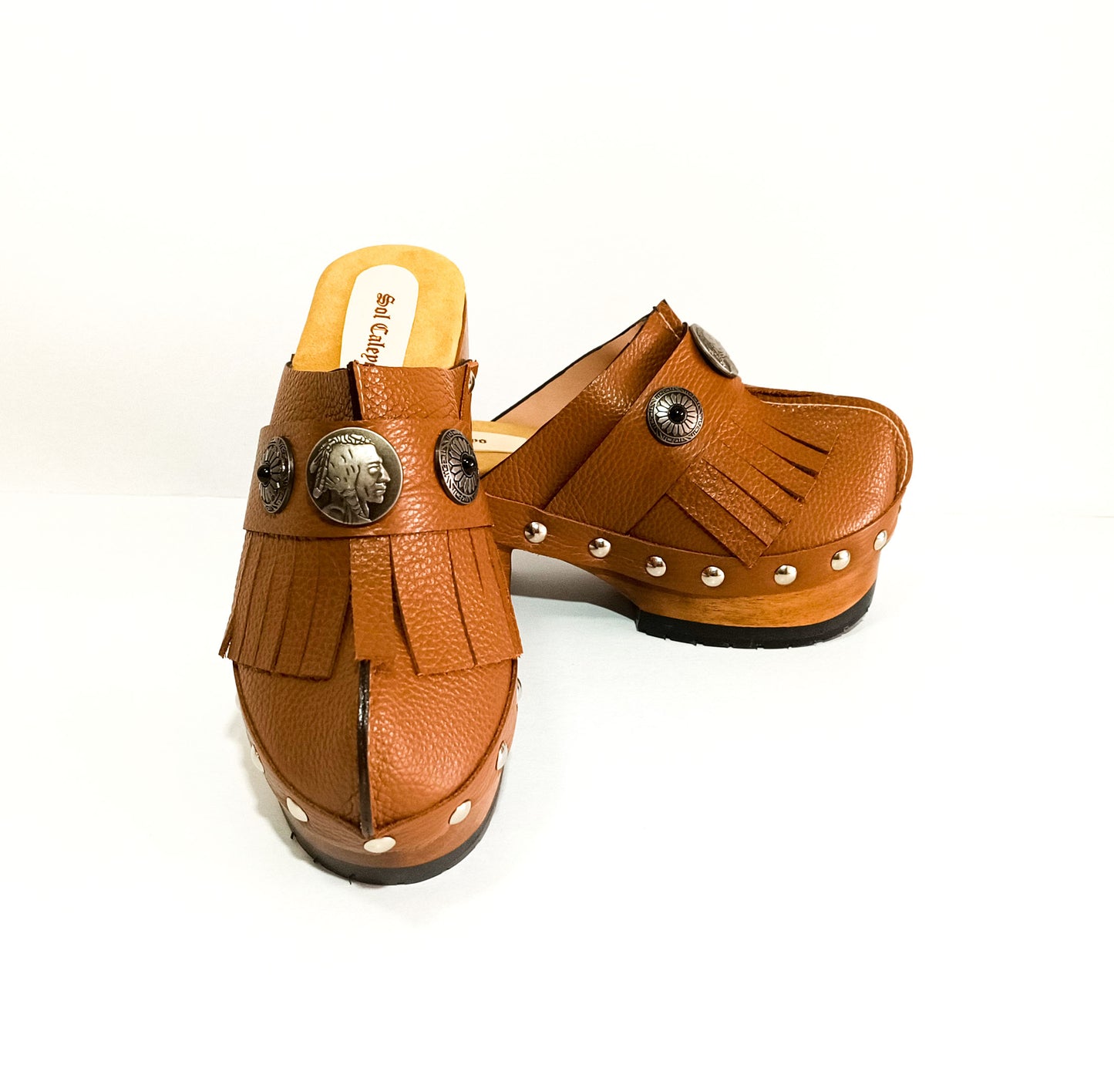 Discover the timeless elegance of Indian Clogs by Sol Caleyo, where the richness of leather meets the warmth of wood. Handmade to order in sizes 34 to 47, these clogs perfectly blend the natural allure of leather and the rustic charm of wood.