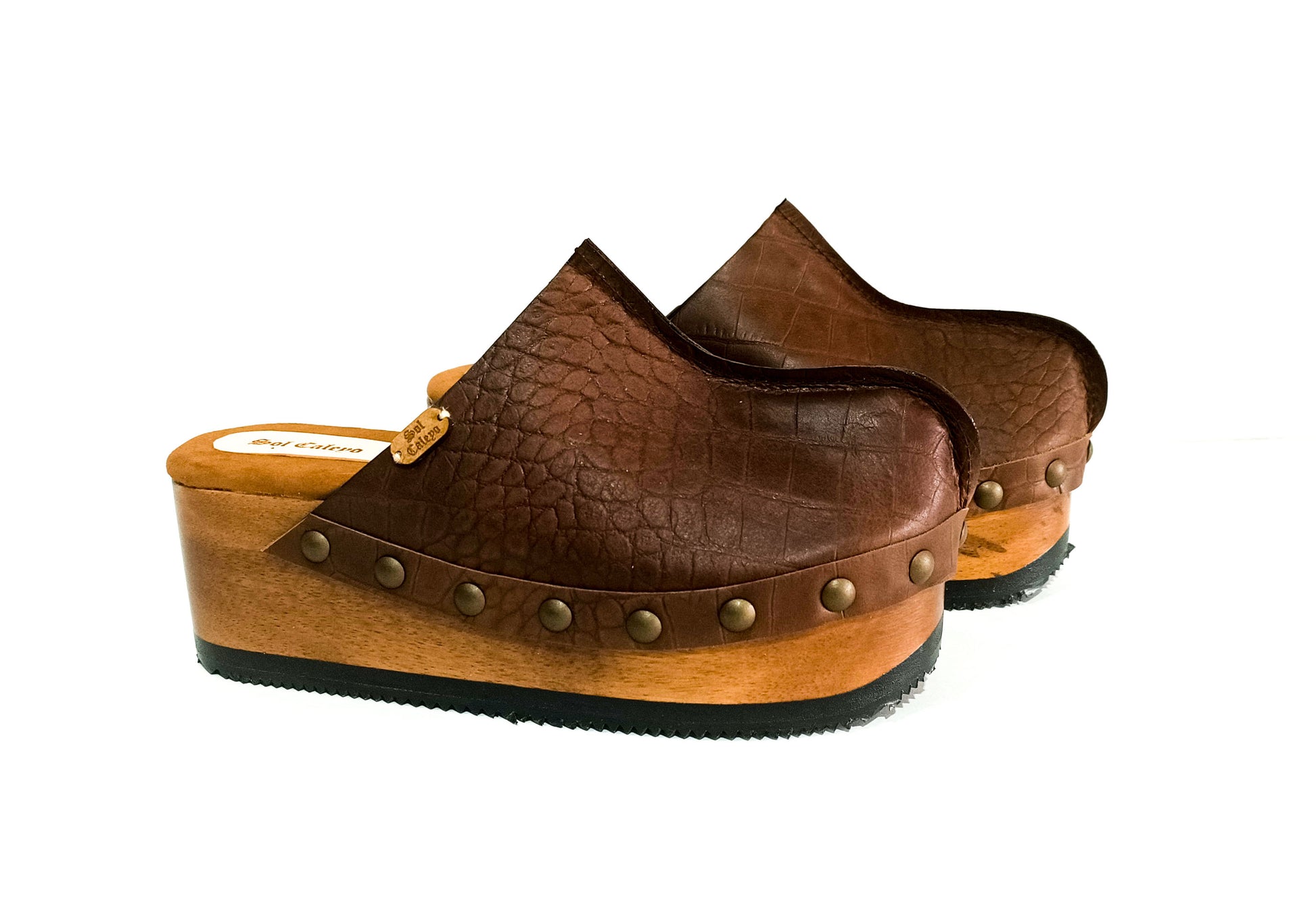 Vintage style leather clogs with wooden wedge. Brown croco clogs 70's style. High-end footwear handmade by Sol Caleyo. Sizes from 33 to 47.