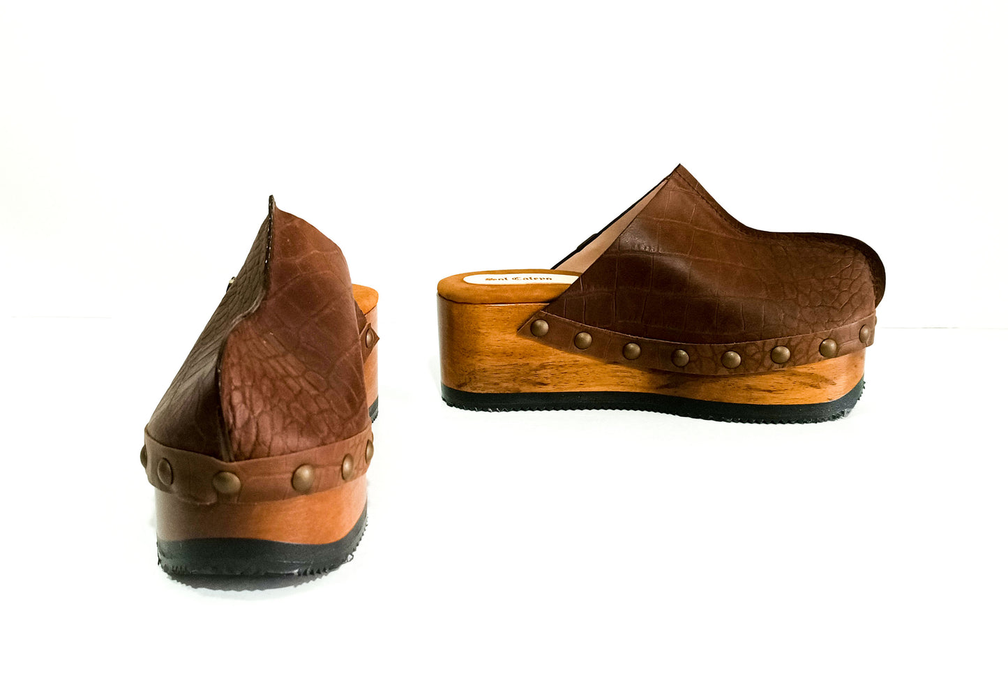 Vintage style leather clogs with wooden wedge. Brown croco clogs 70's style. High-end footwear handmade by Sol Caleyo. Sizes from 33 to 47.