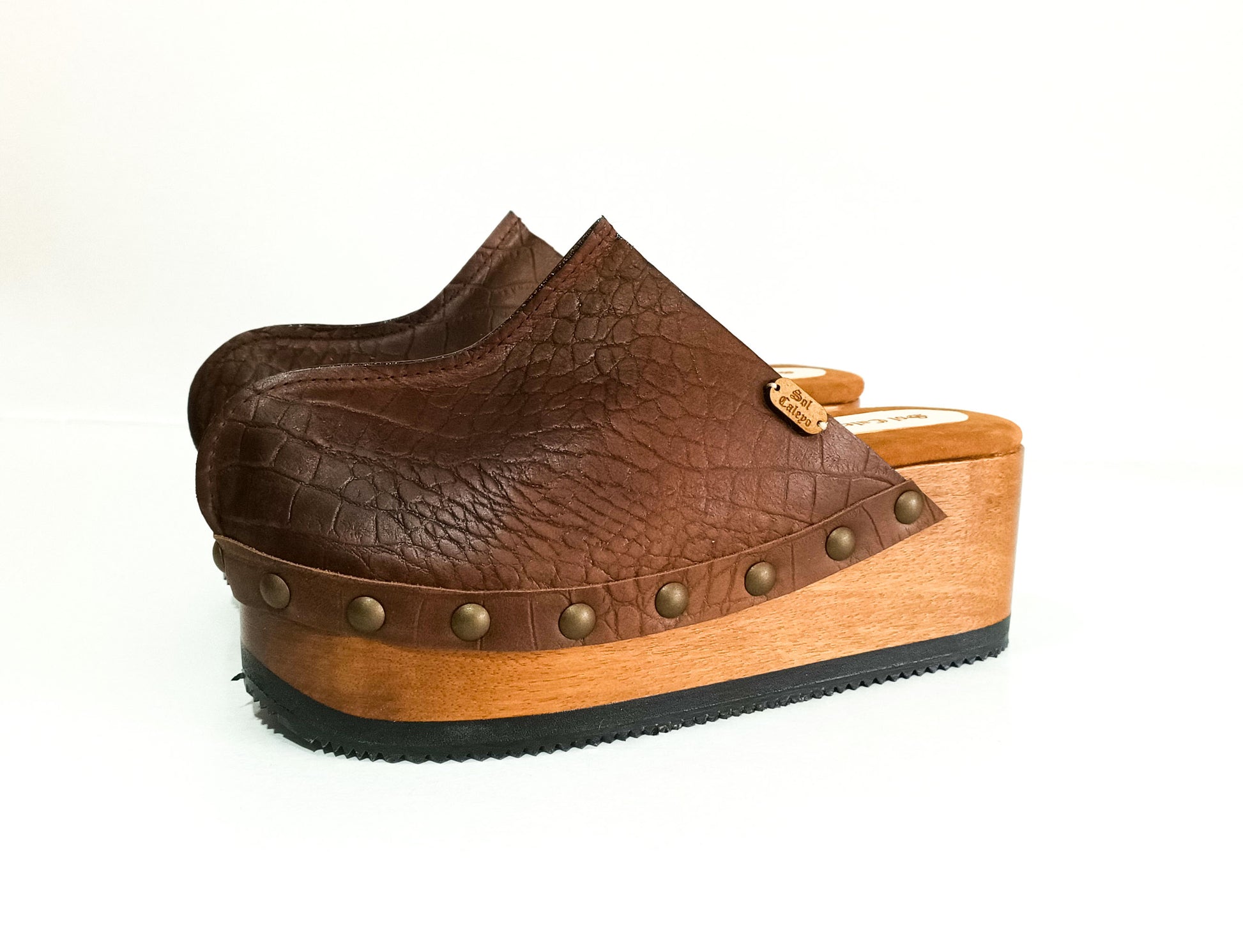 Vintage style leather clogs with wooden wedge. Brown croco clogs 70's style. High-end footwear handmade by Sol Caleyo. Sizes from 33 to 47.