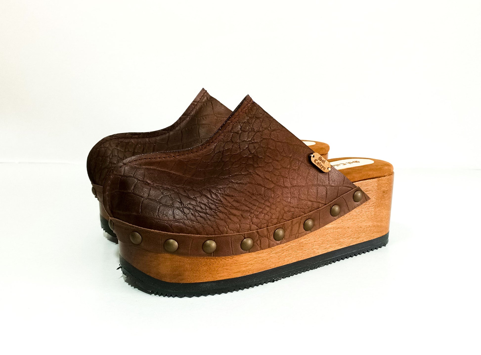 Vintage style leather clogs with wooden wedge. Brown croco clogs 70's style. High-end footwear handmade by Sol Caleyo. Sizes from 33 to 47.