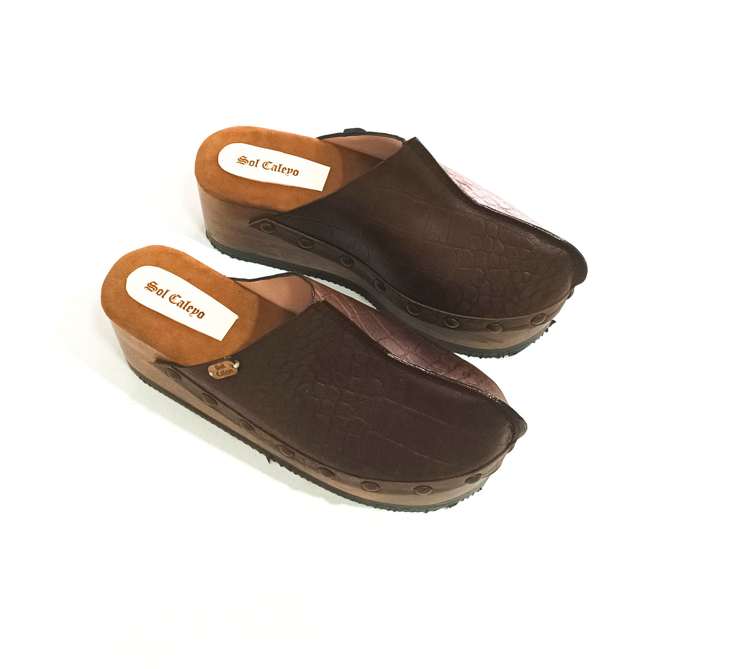 Vintage style leather clogs with wooden wedge. Brown croco clogs 70's style. High-end footwear handmade by Sol Caleyo. Sizes from 33 to 47.